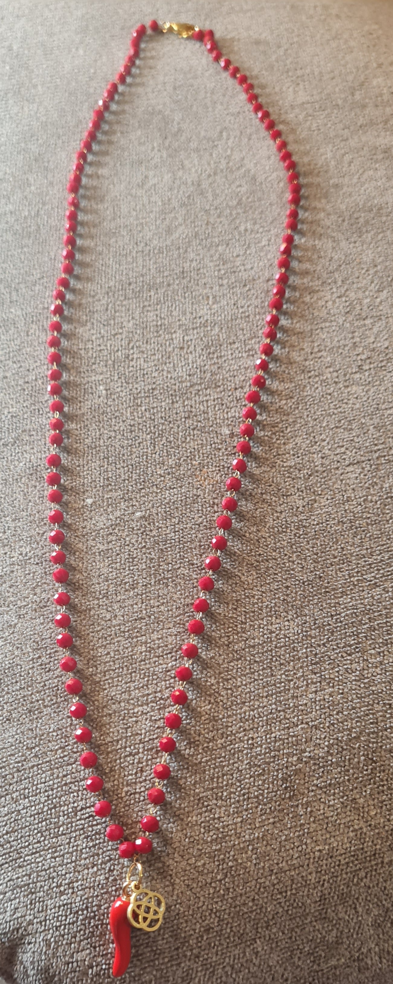 Collier rouge vif