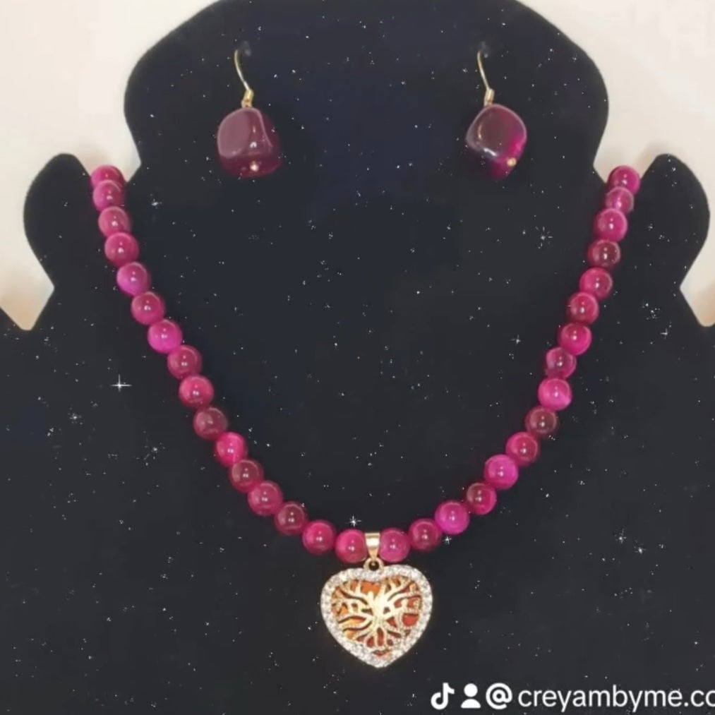 Collier d'agate rose avec ses boucles d'oreilles.