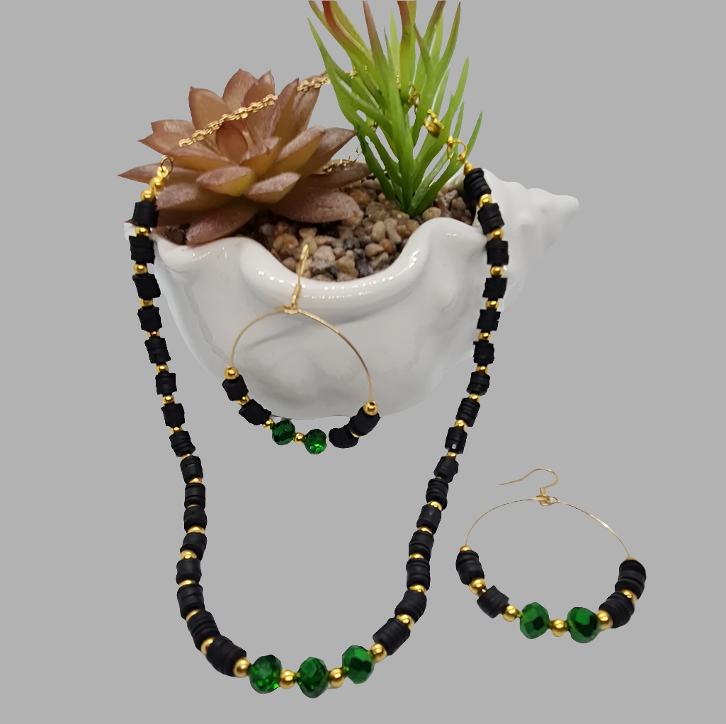 Ensemble de bijoux noirs avec des perles vertes.